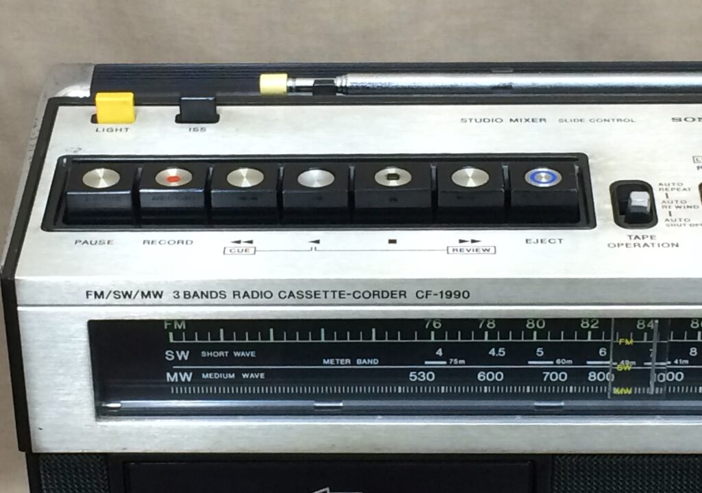 ソニー CF-1990 – 大口径スピーカーを搭載したスタジオシリーズの長兄