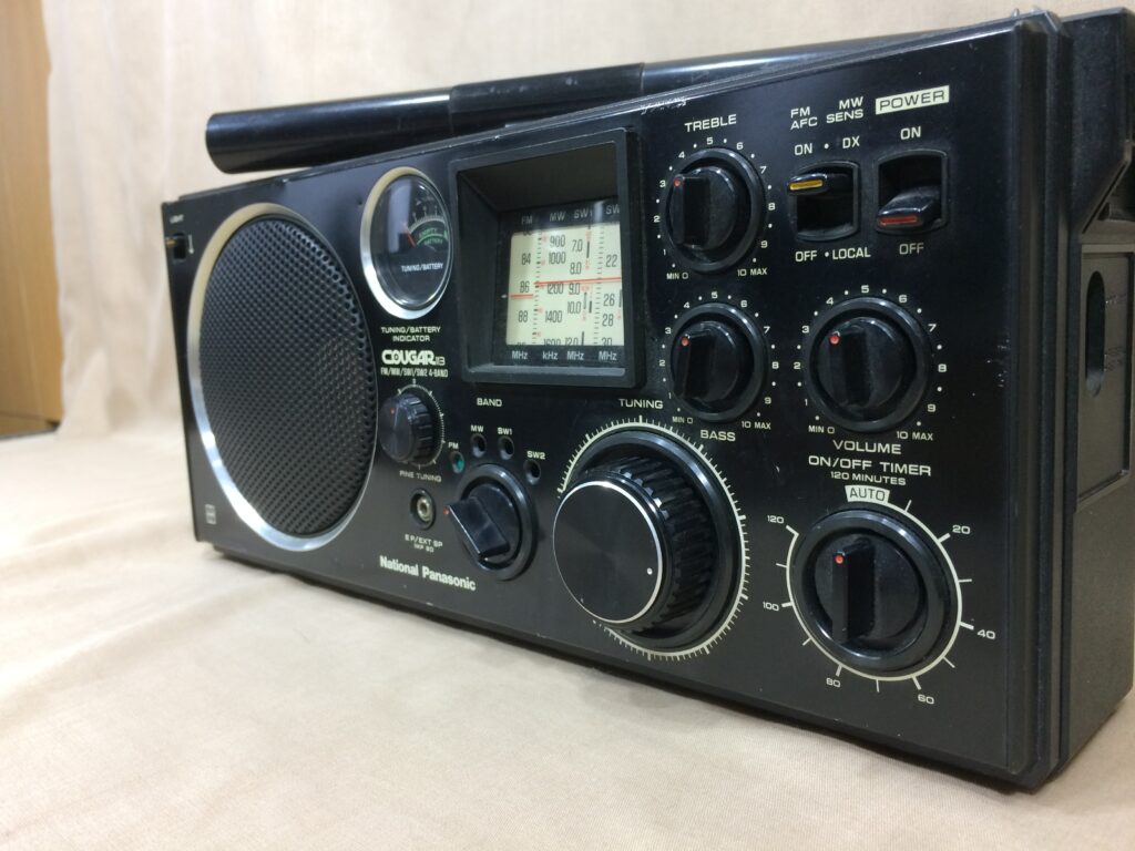 ナショナル クーガ113 – 珍しい横長スタイルのBCLラジオ | 【昭和 