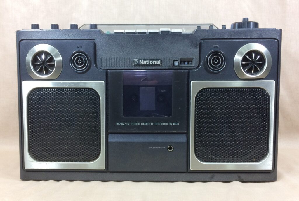 ナショナル RS-4300 – スピーカーまわりのデザインがユニークな