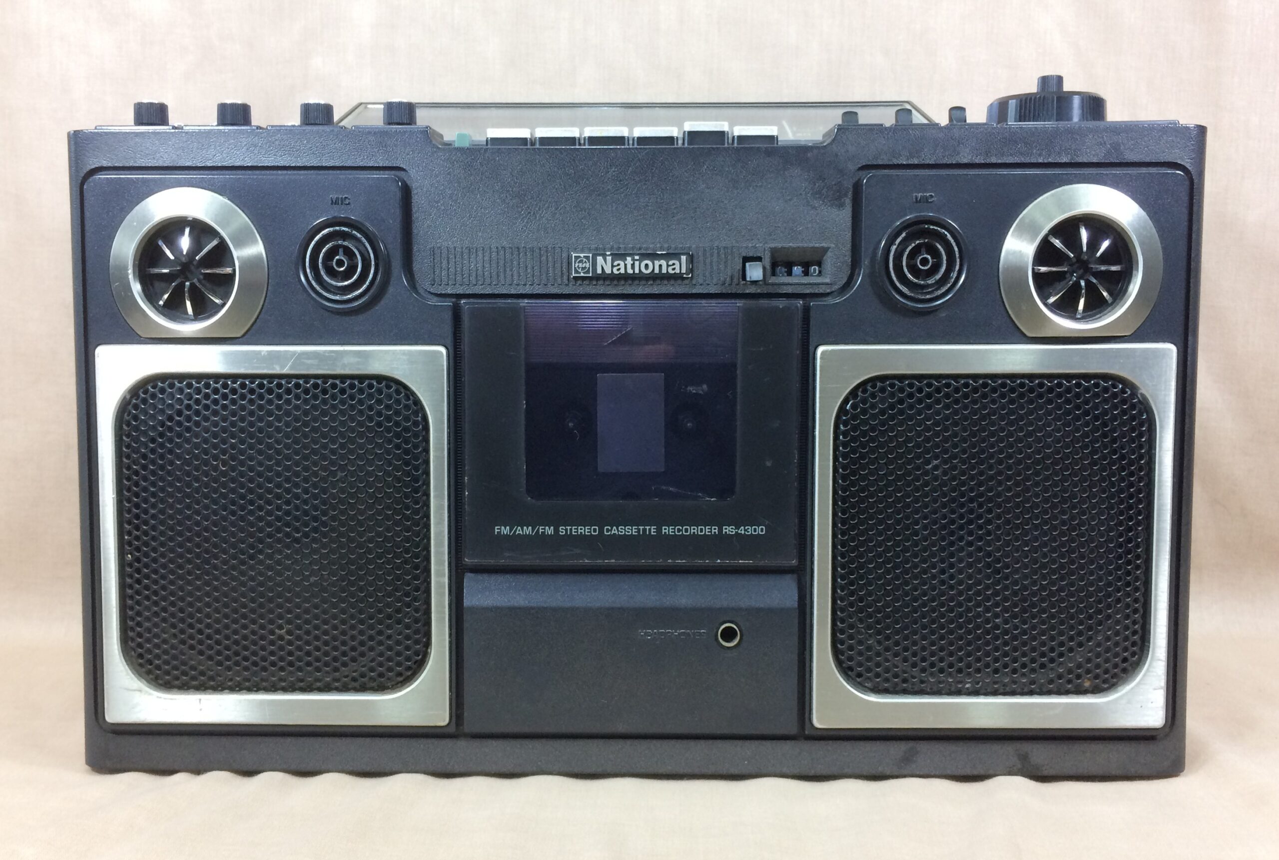 ナショナル RS-4300 – スピーカーまわりのデザインがユニークな