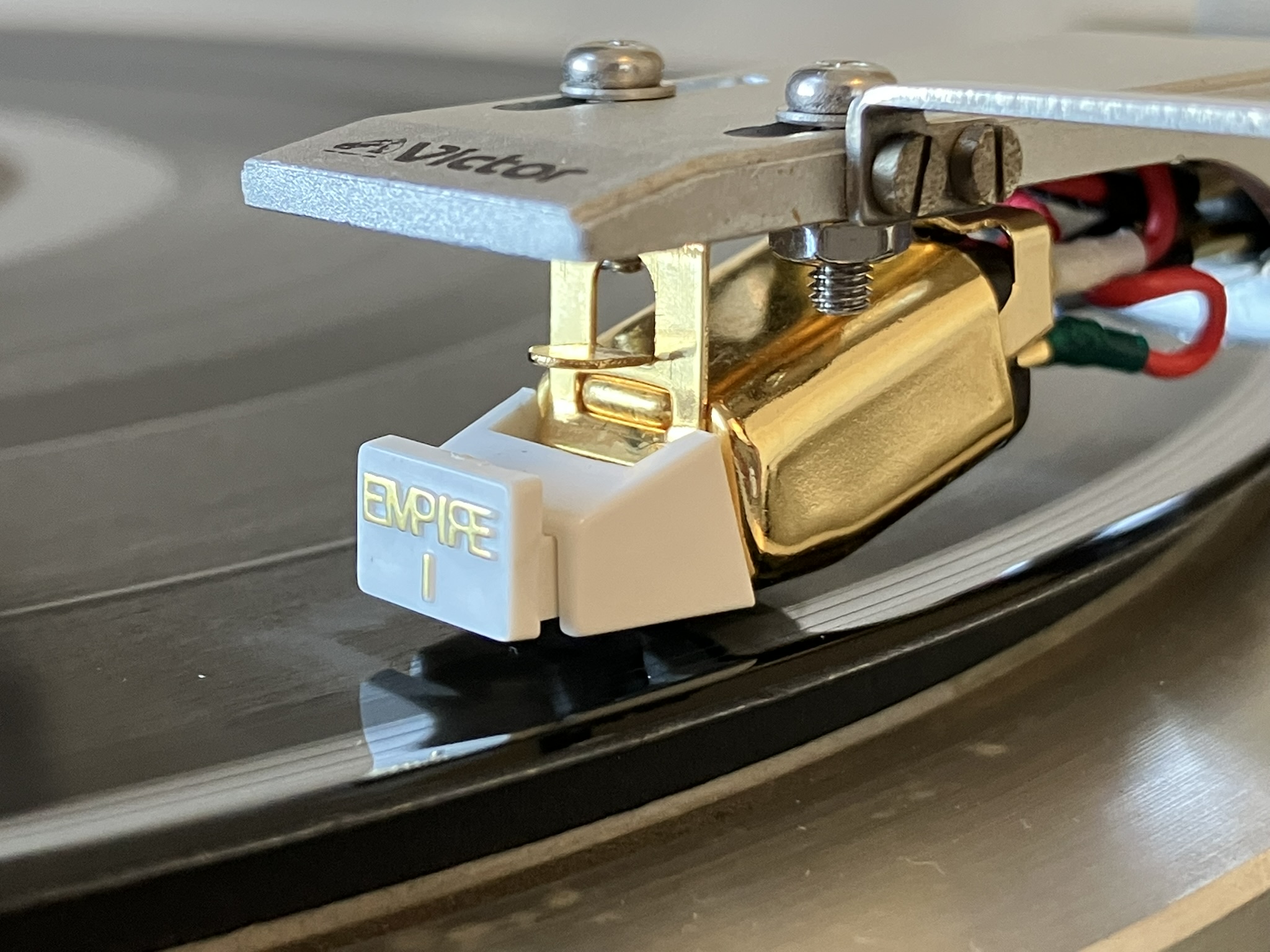 エンパイア 4000DⅢ – ゴールドのボディが奏でる陽気なアメリカン