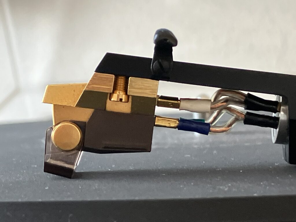 ヘッドシェルと一体でデザイン