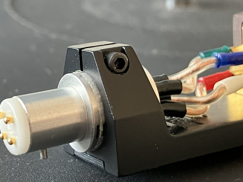 オーバーハングが調節可能なネック