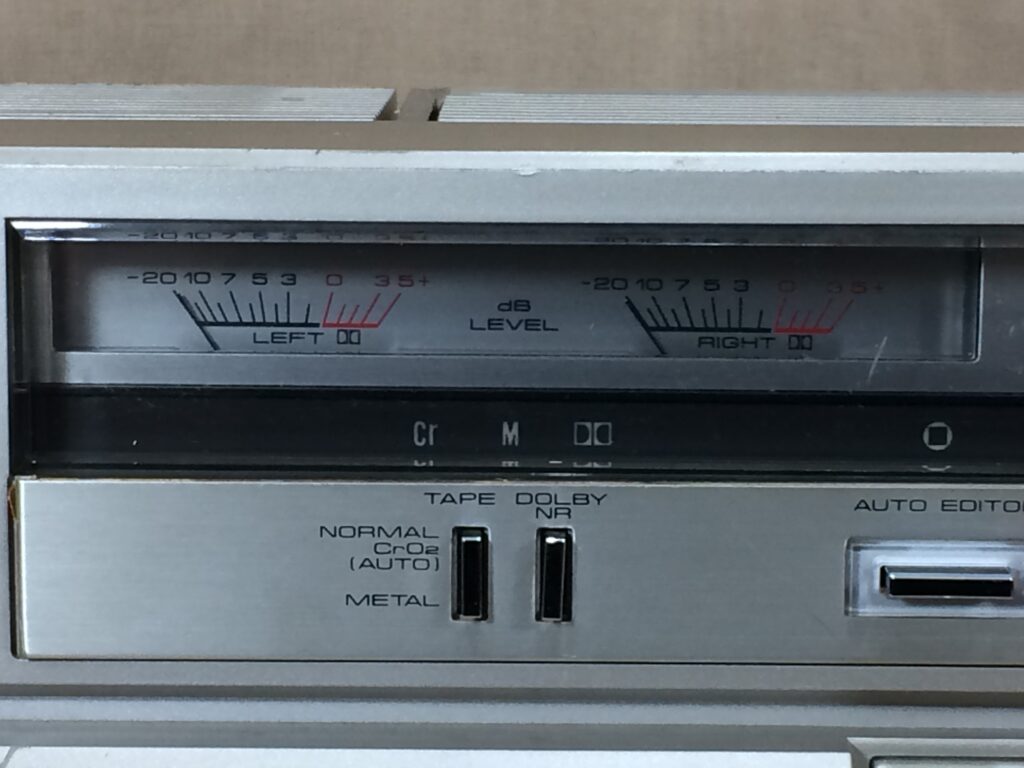 メーターはアナログ式