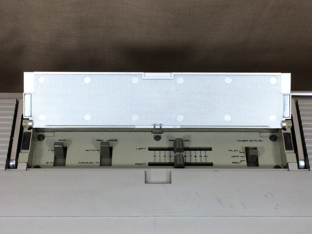 上部のシーリングパネル内