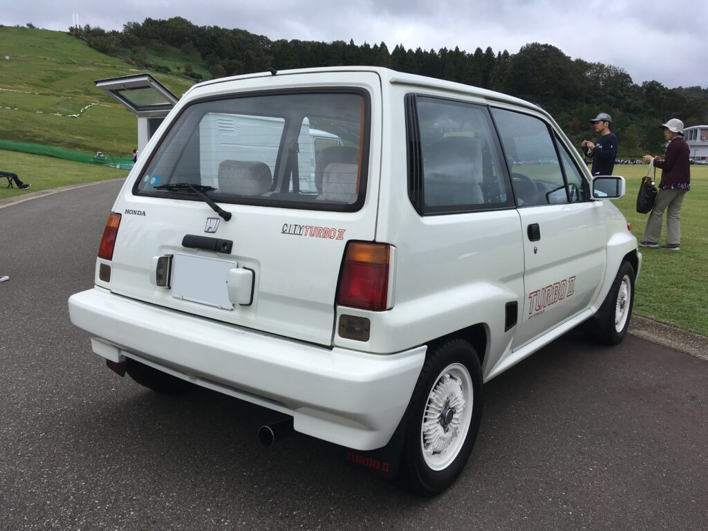 背の低いクルマを抜き去るノッポカー