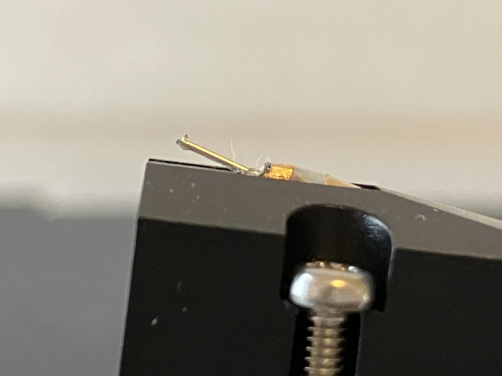 丸針とアルミ製カンチレバー