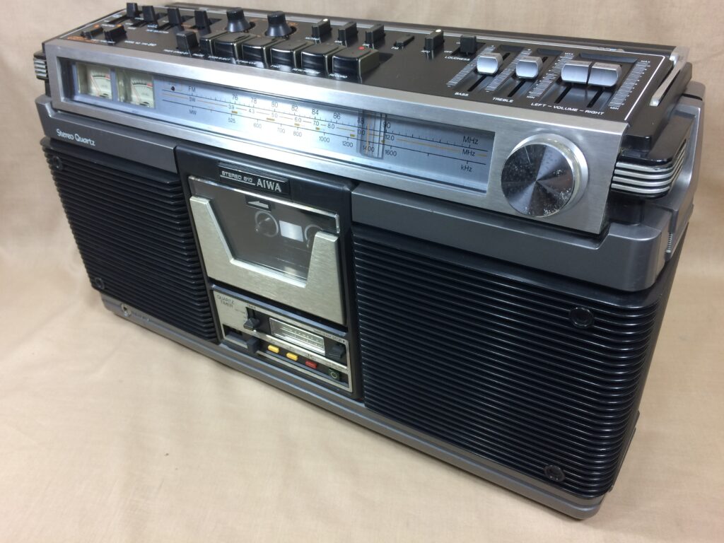 側面にもスピーカーを搭載