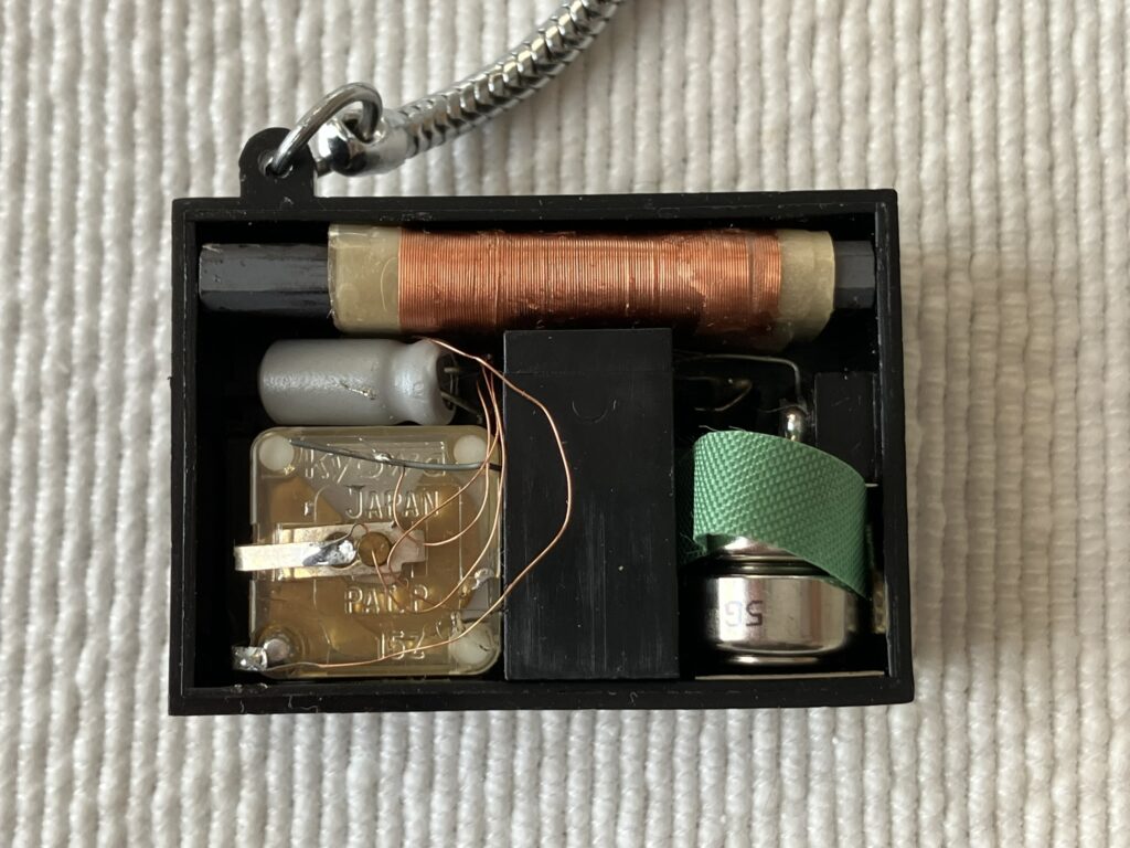 真ん中の黒い部品がIC