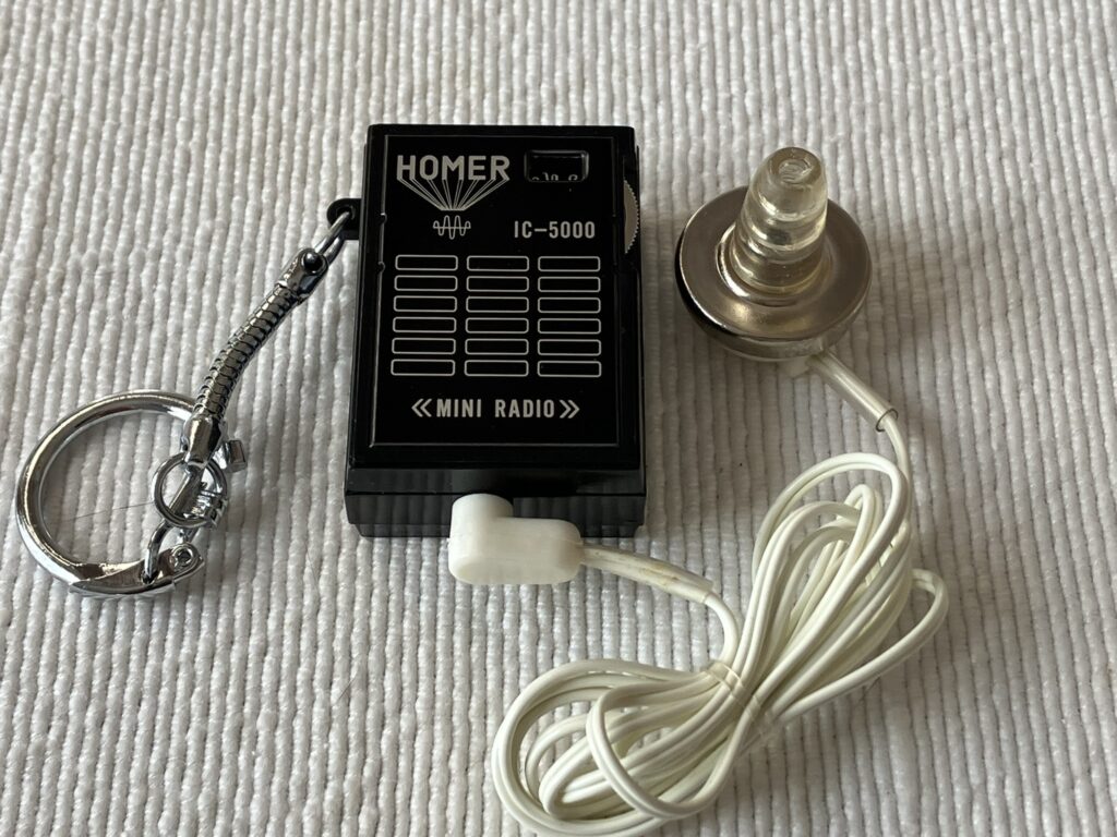 専用イヤホンをジャックに差し込むとスイッチが入る